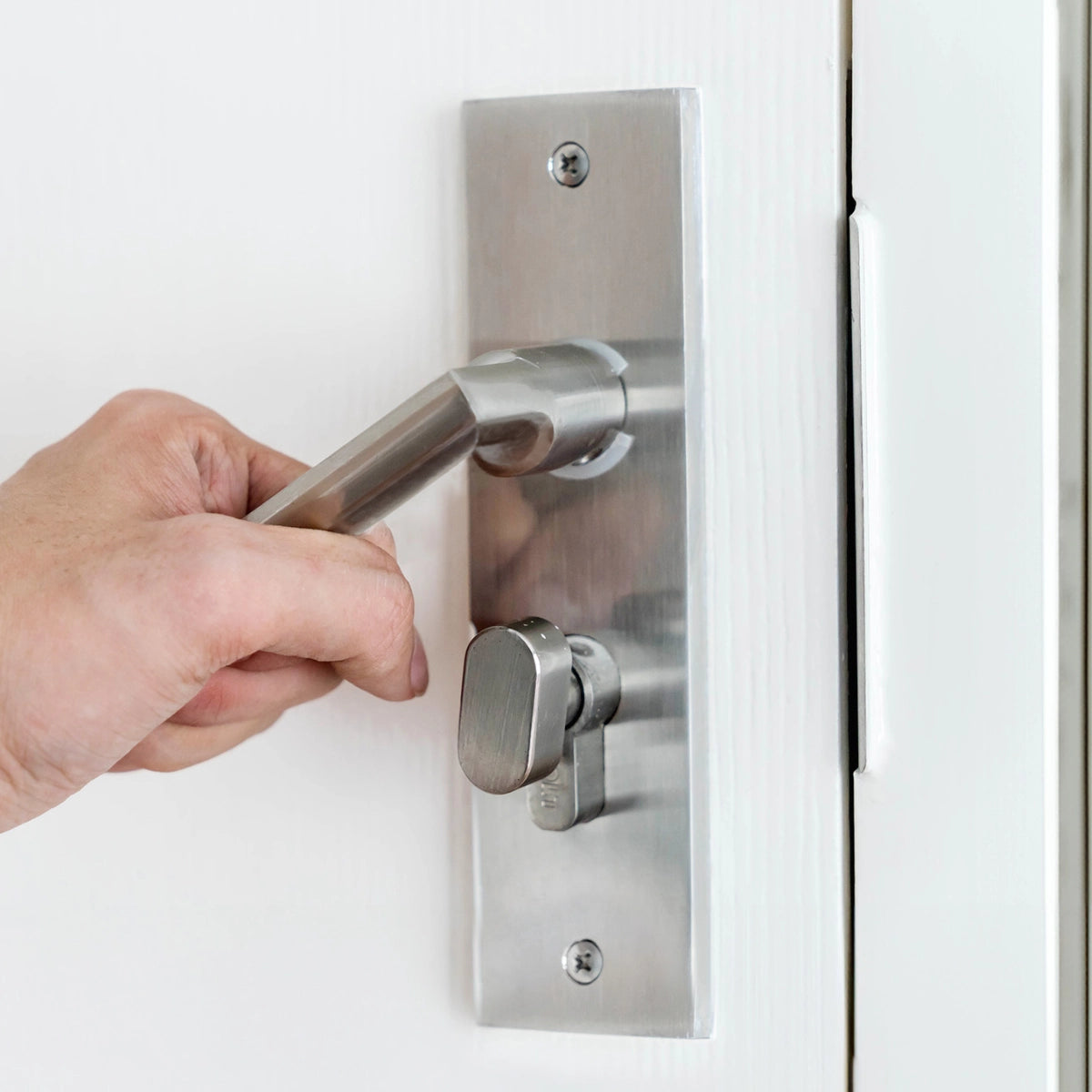 Cilindru cu buton Gerda WKE1 30/30 din alamă, nichel satinat, clasa 2 securitate