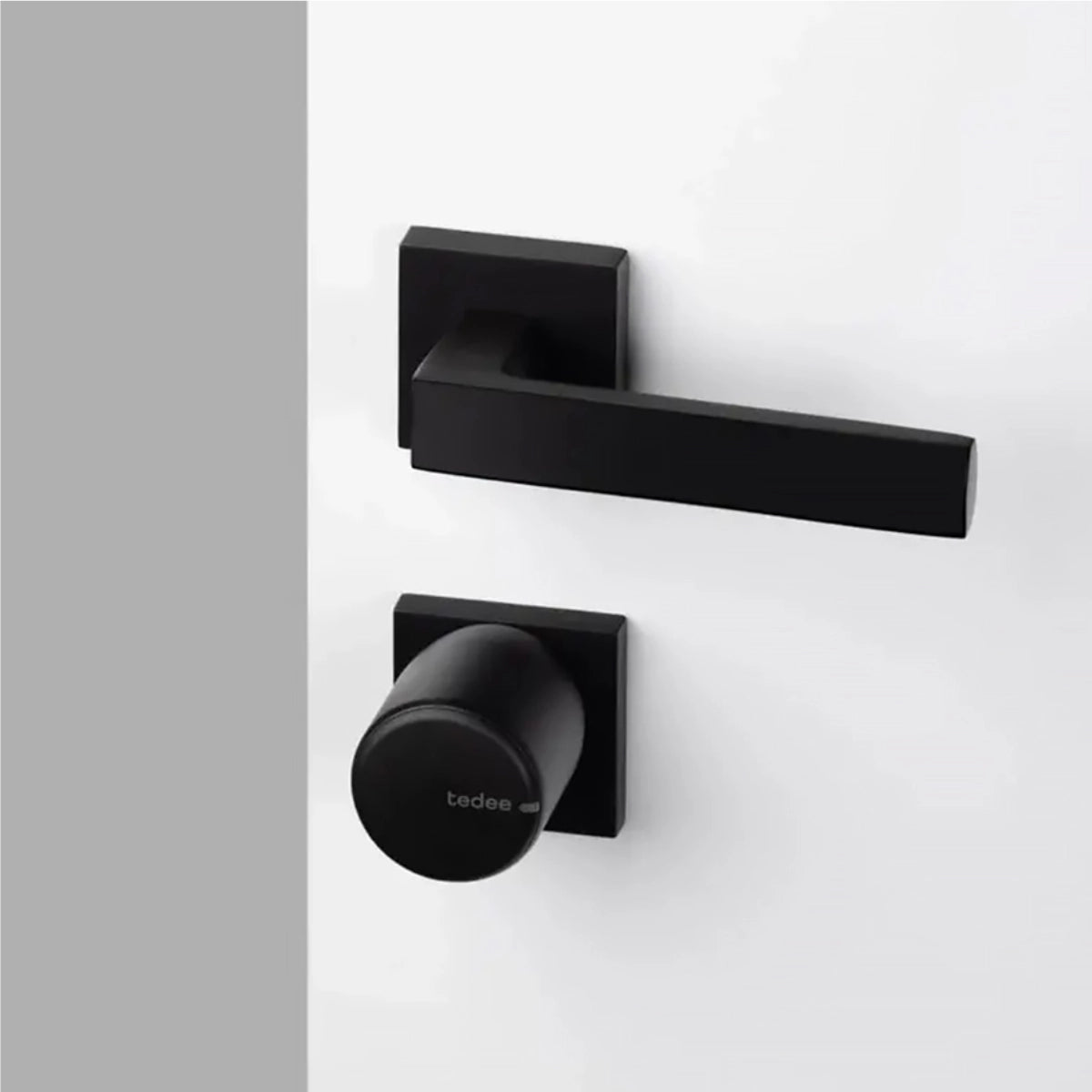 Încuietoare electronică inteligentă, cu buton negru - Tedee Lock PRO